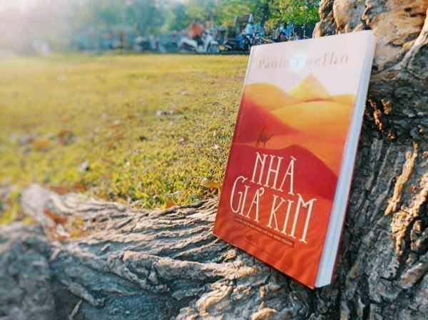Hình ảnh bìa sách Nhà Giả Kim - Kiệt tác truyền cảm hứng của Paulo Coelho