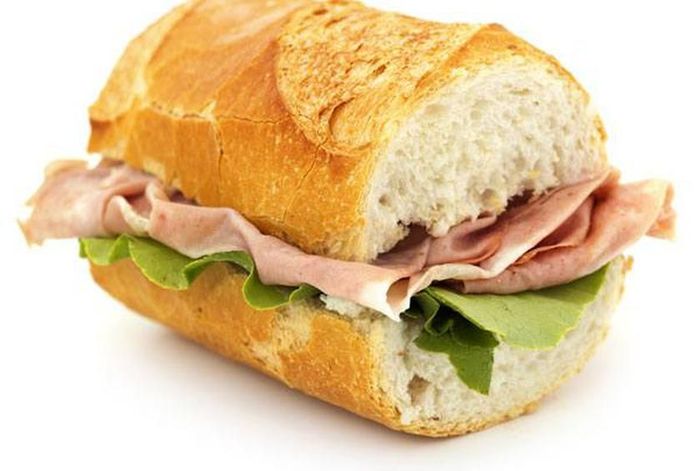 Bức ảnh minh họa sống động về chiếc bánh mì Việt Nam vàng giòn (Nguồn: Internet)