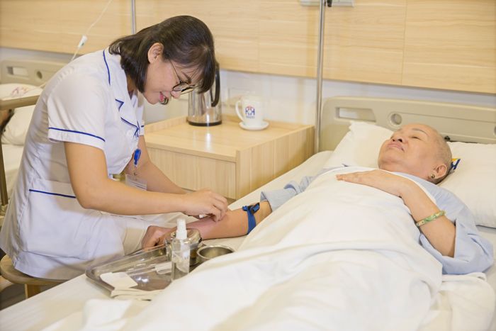 Hình ảnh minh họa: Bàn tay ấm áp của nữ điều dưỡng nắm tay bệnh nhân