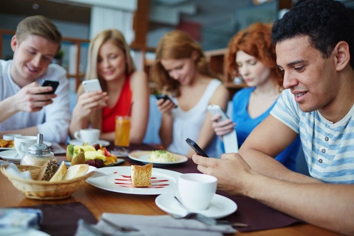 Hình ảnh minh họa ấn tượng về tác động đa chiều của Internet