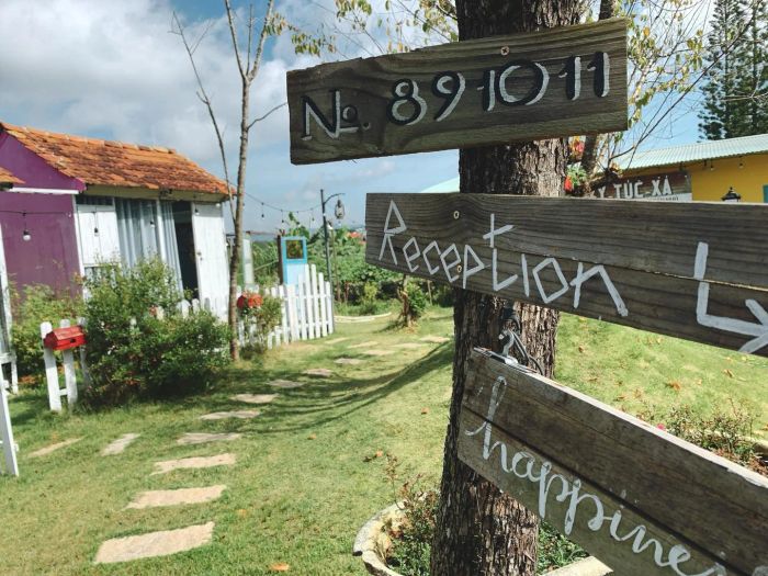 Thị Trấn Nhỏ Homestay Đà Lạt ảnh 1 - Góc check-in đẹp như tranh vẽ với những ngôi nhà sặc sỡ sắc màu, nơi mỗi khung hình đều là tác phẩm nghệ thuật đầy cảm xúc.