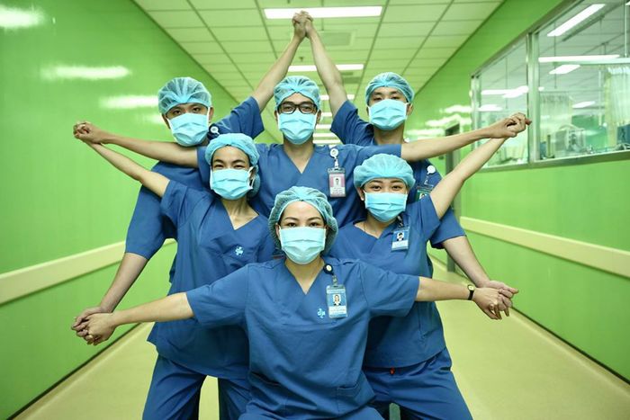 Hình ảnh minh họa: Y bác sĩ Việt Nam tận tâm cứu chữa