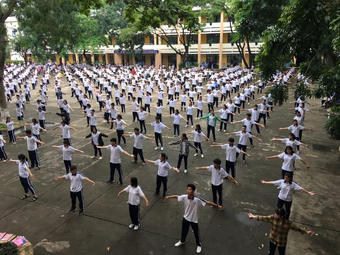 Ảnh 2 - Trường THPT Nguyễn Huệ: Cơ sở vật chất hiện đại với phòng học tiêu chuẩn, phòng thí nghiệm và thư viện đầy đủ trang thiết bị