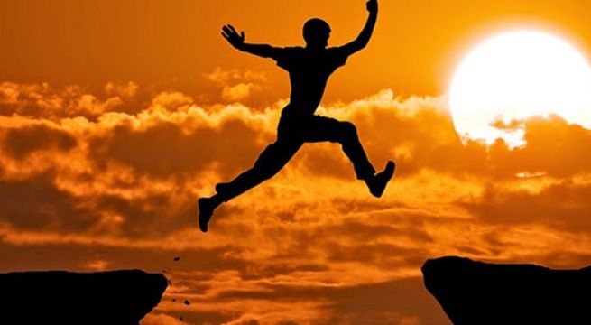 Hình ảnh biểu tượng: Ngọn hải đăng chiếu sáng giữa biển đời sóng gió