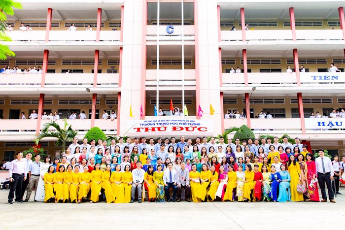 Ảnh 1 - Trường THPT Thủ Đức: Kiến trúc trường học khang trang với dãy nhà cao tầng hiện đại, khuôn viên xanh mát tạo không gian học tập lý tưởng