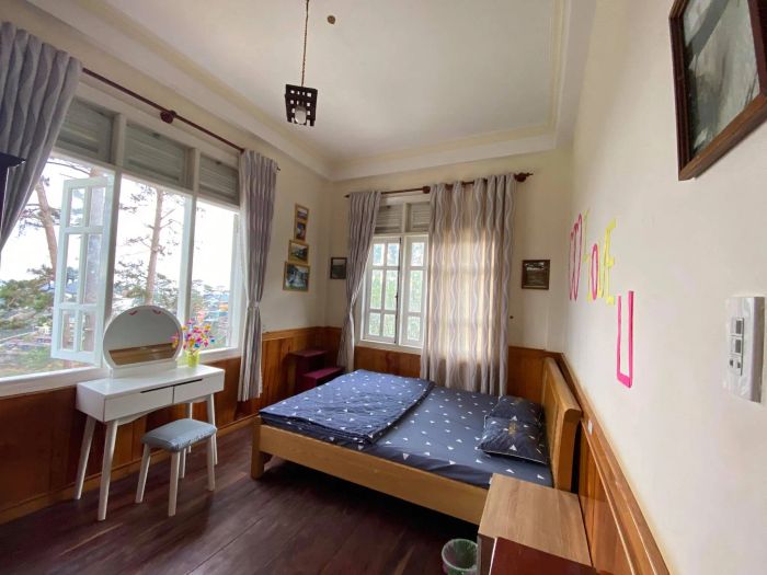 Tổ Chim Homestay - Đà Lạt ảnh 1 - Khung cảnh đẹp như tranh vẽ của ngôi nhà gỗ ấm cúng, nơi mỗi góc máy đều lưu giữ vẻ đẹp bình yên của phố núi.