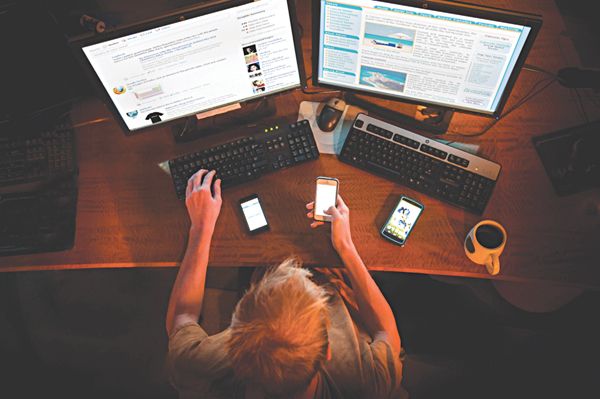 Hình ảnh minh họa sống động về tác động đa chiều của Internet