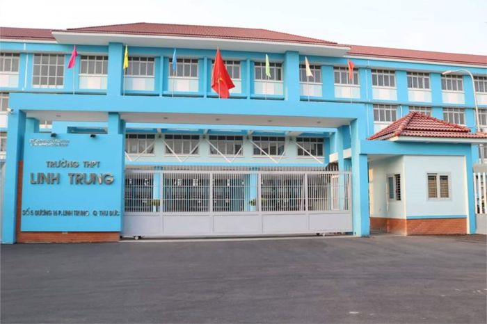 Ảnh 1 - Trường THPT Linh Trung: Kiến trúc hiện đại với khuôn viên xanh mát, không gian học tập lý tưởng cho sự phát triển toàn diện