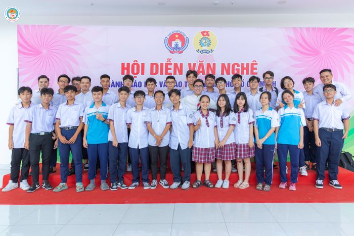 Ảnh 2 - Trường THPT Thủ Đức: Khu thể thao đa năng với sân bóng đá, bóng rổ và nhà thi đấu trong nhà đạt tiêu chuẩn