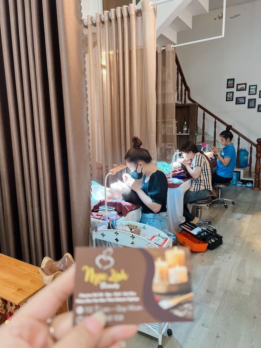 Học viên thực hành kỹ thuật nối mi tại Ngọc Linh Beauty