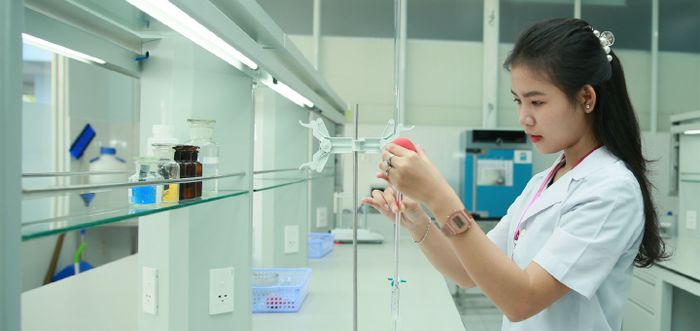 Hình ảnh minh họa: Bác sĩ nữ mỉm cười bên em bé sơ sinh đêm giao thừa