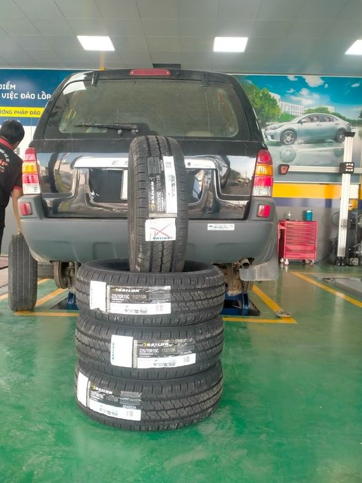 Không gian làm việc chuyên nghiệp tại Trung Tâm Dịch Vụ Lốp Xe Tài Lốp
