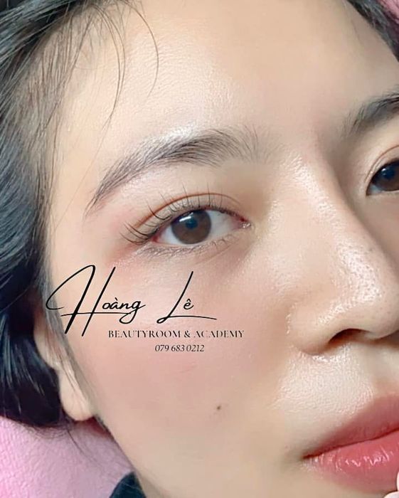 Học viên thực hành kỹ thuật nối mi tại Hoàng Lê BeautyRoom