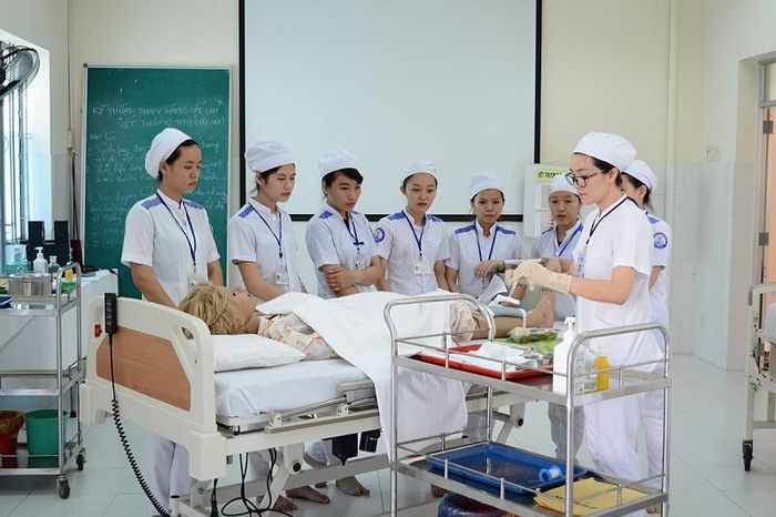 Hình ảnh minh họa: Đôi bàn tay đan chặt trong blouse trắng giữa khu cách ly