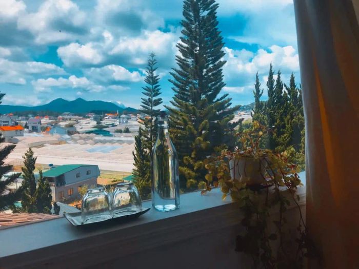 Là Nhà_HOMESTAY ảnh 1 - Góc sống ảo đầy chất nghệ thuật với những món đồ vintage được bài trí tinh tế, nơi mỗi khung hình đều mang hơi thở cổ điển.