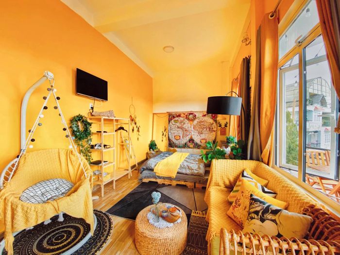 Homestay Đẹp Đà Lạt ảnh 1 - Góc check-in ấn tượng với thiết kế nội thất đầy màu sắc, nơi mỗi chi tiết đều được chăm chút tỉ mỉ tạo nên không gian sống ảo tuyệt vời.