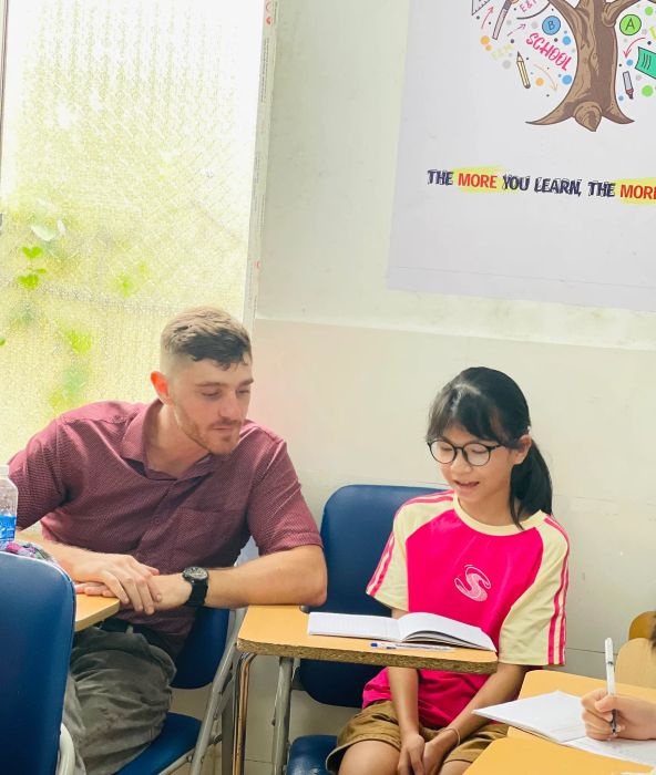 Hình ảnh lớp học sinh động tại English and More Quế Sơn