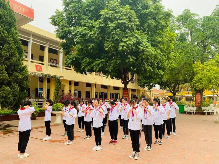 Ảnh 2: THCS Vĩnh Trại qua ống kính nghệ thuật - những khoảnh khắc chân thực về hoạt động dạy và học tại ngôi trường giàu truyền thống.