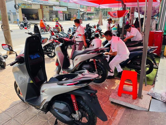 Hình ảnh cửa hàng Hồng Đức và đội ngũ kỹ thuật viên chuyên nghiệp