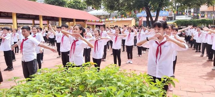 Trường THCS Đông Kinh qua góc nhìn nghệ thuật: hình ảnh thứ hai ghi lại những khoảnh khắc đáng nhớ của ngôi trường trăm tuổi.