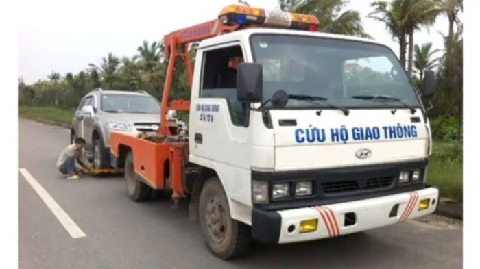 Hình ảnh đội cứu hộ XE MEKONG làm việc chuyên nghiệp