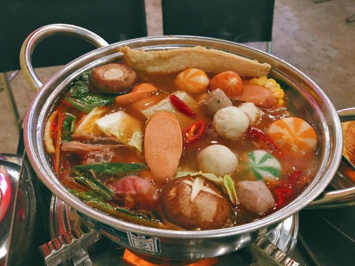 Không gian ấm cúng tại TAKY Lẩu Nướng