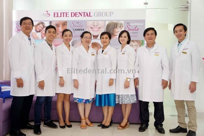 Hình ảnh đội ngũ bác sĩ chuyên môn cao tại Elite Dental Vietnam