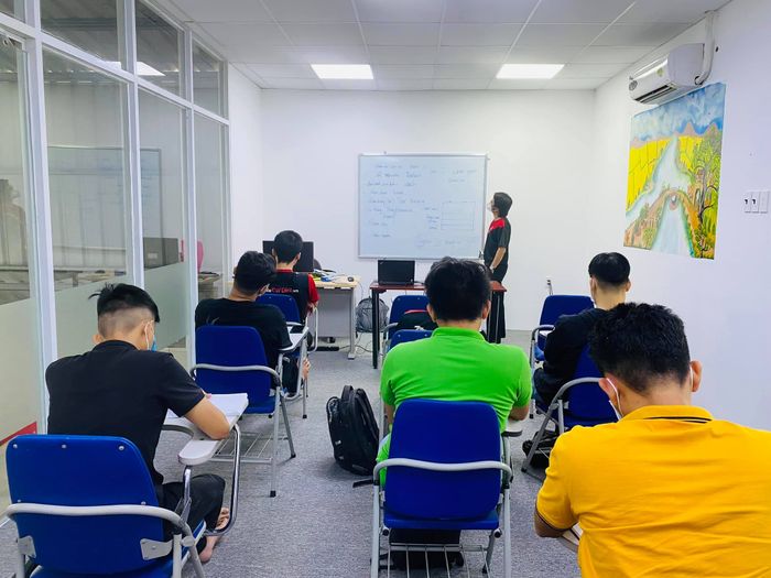 Hình ảnh học viên thực hành kỹ thuật Detailing tại Mobile Car Care Việt Nam