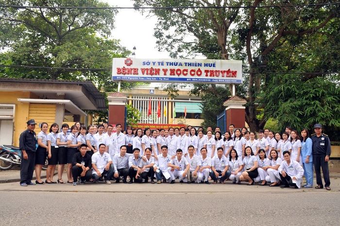 Hình ảnh ấn tượng về Bệnh viện Y học cổ truyền tỉnh Thừa Thiên Huế - nơi hội tụ tinh hoa chữa bệnh bằng phương pháp tự nhiên, kết hợp hài hòa giữa cổ truyền và hiện đại.