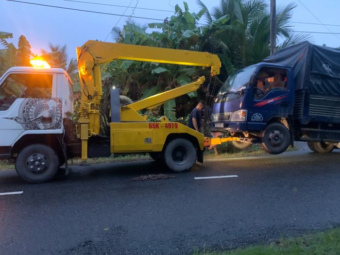 Hình ảnh đội ngũ kỹ thuật viên cứu hộ làm việc tận tâm