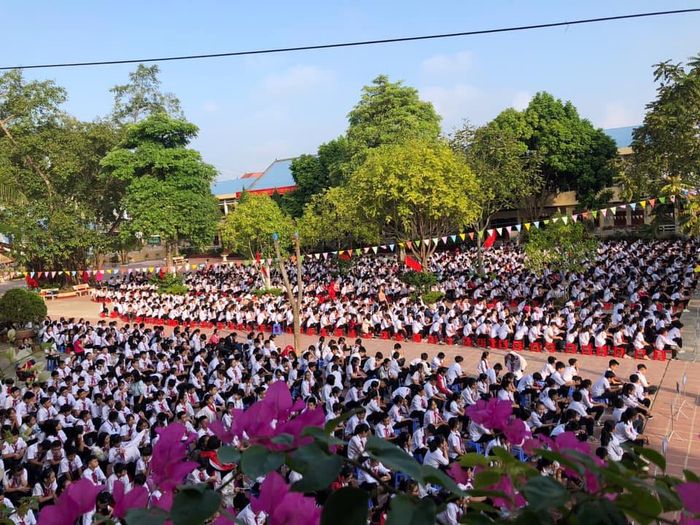Ảnh 1: THCS Vĩnh Trại - góc nhìn toàn cảnh về ngôi trường với kiến trúc khang trang, nơi lưu giữ bao kỷ niệm đẹp của tuổi học trò.