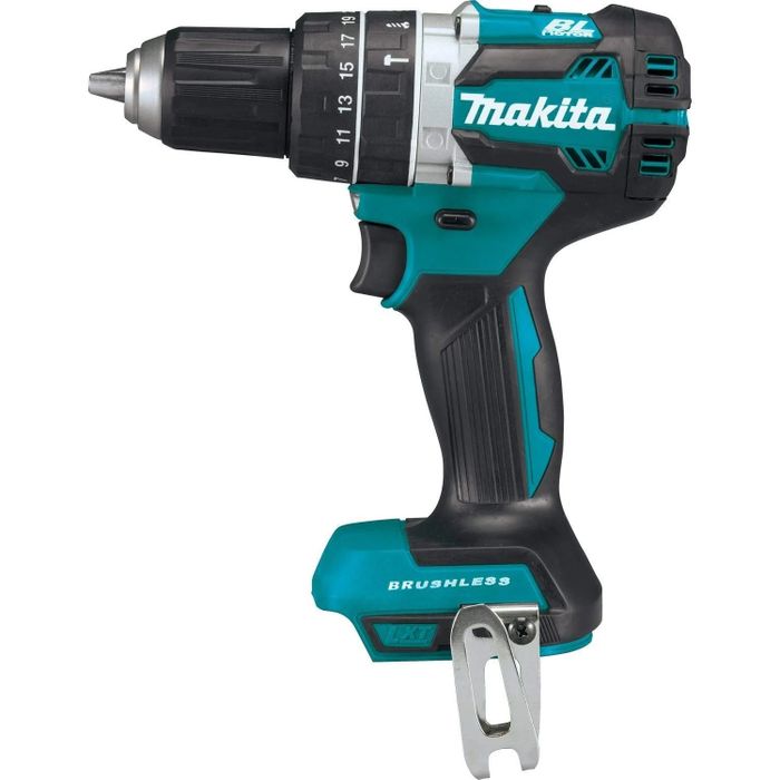 Hình ảnh máy khoan Makita trong môi trường làm việc chuyên nghiệp