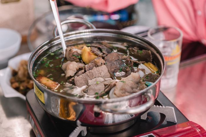Không gian ấm cúng tại Lẩu Bò Giáo Sĩ Tam Kỳ
