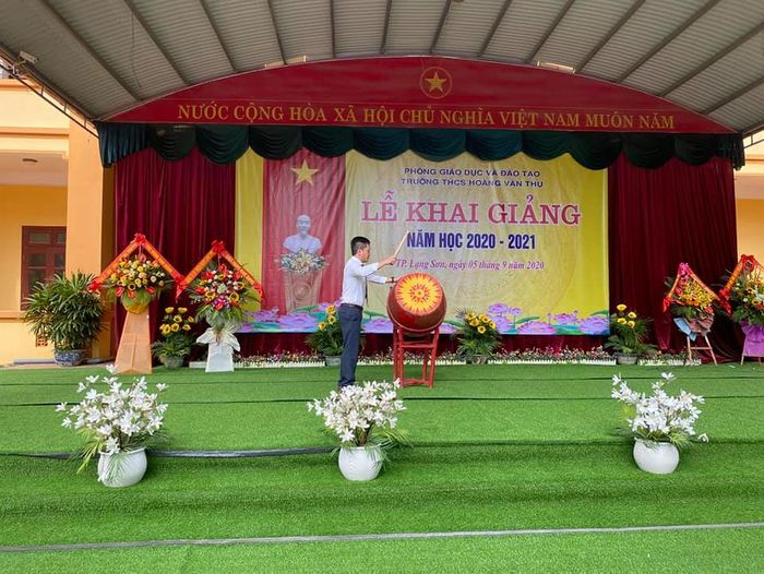Ảnh 1: Trường THCS Hoàng Văn Thụ - góc nhìn đầu tiên về ngôi trường với kiến trúc khang trang, nơi ươm mầm tri thức bao thế hệ.