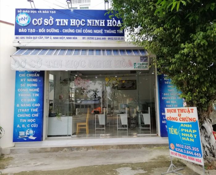 Hình ảnh lớp học hiện đại tại Trung tâm Tin học Ninh Hòa