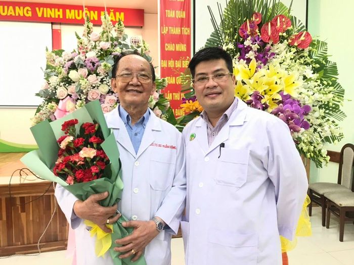Hình ảnh TS.BS Phạm Ngọc Thạch (bên phải) - Chuyên gia đầu ngành nhi khoa