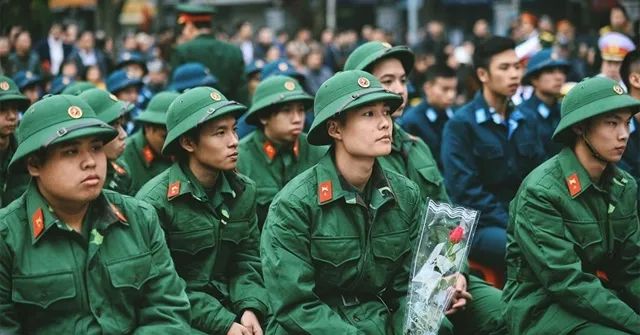 Hình ảnh minh họa: Người sĩ quan quân đội với nụ cười ấm áp (Nguồn: Internet)