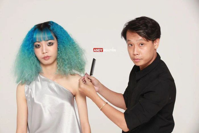 Học viên thực hành kỹ thuật cắt tóc chuyên nghiệp tại Salon Tóc Andy Nguyễn