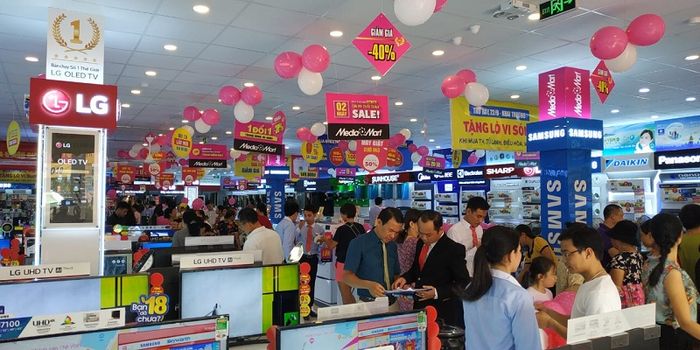 Không gian mua sắm rộng rãi tại MediaMart