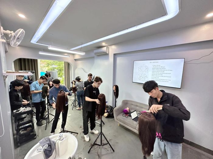 Hình ảnh thực tế không gian đào tạo tại V.Hair Studio