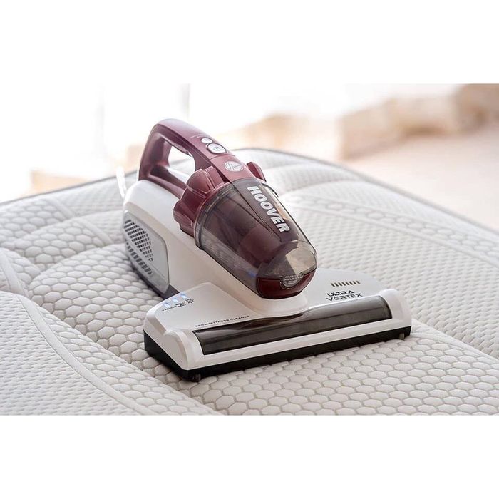 Hình ảnh minh họa Hoover MBC500UV trong quá trình vệ sinh