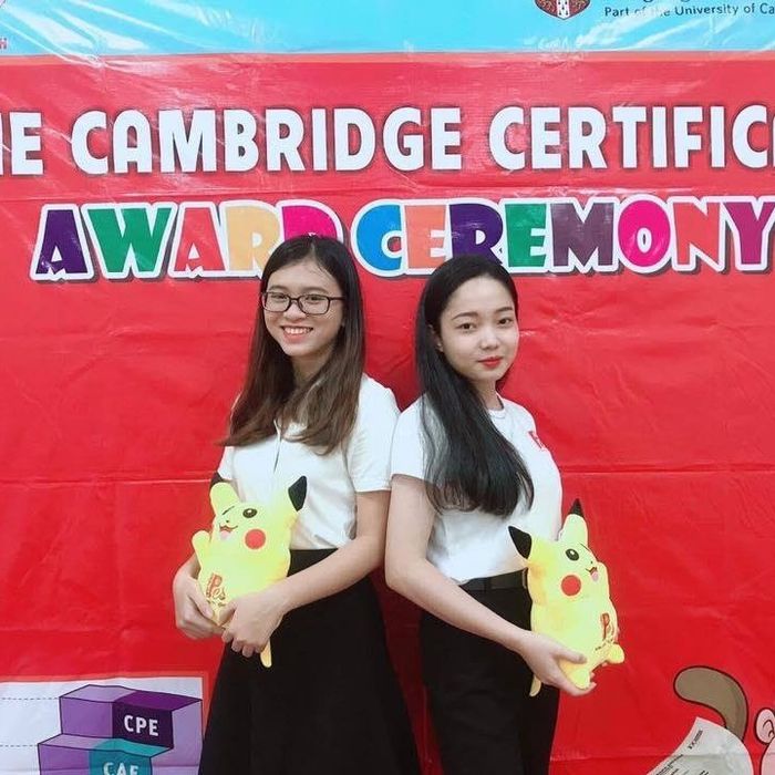 Hình ảnh học viên xuất sắc cùng giảng viên tại Anh Ngữ Thượng Đỉnh