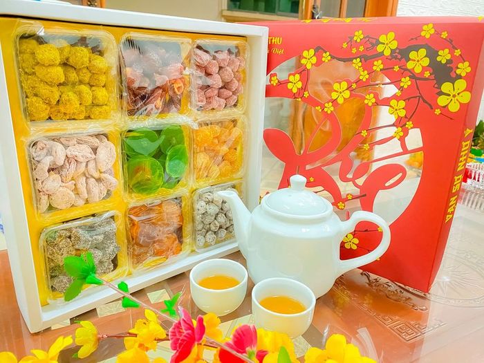 Khay mứt Tết đa sắc màu Bà Thu