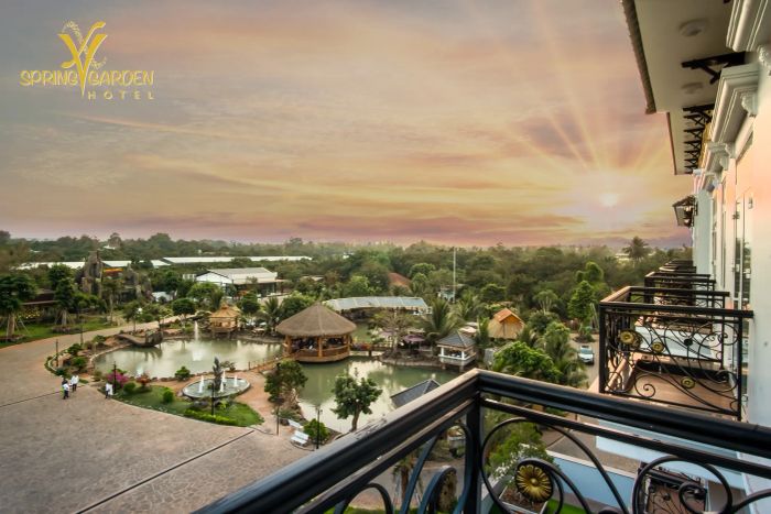 Phòng nghỉ sang trọng với view hồ nước tại Spring Garden