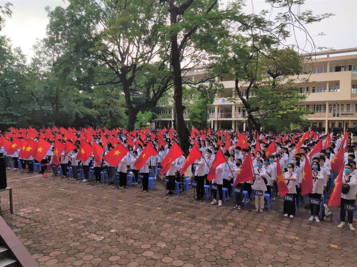 Khuôn viên xanh mát THPT Lương Ngọc Quyến