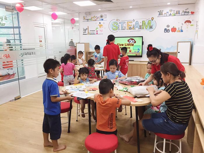Hoạt động tương tác giữa giáo viên và học viên tại Apax Leaders