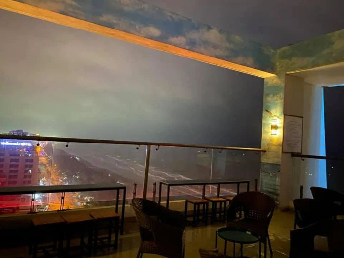 Bể bơi trên cao độc đáo tại HTH Ruby Hotel