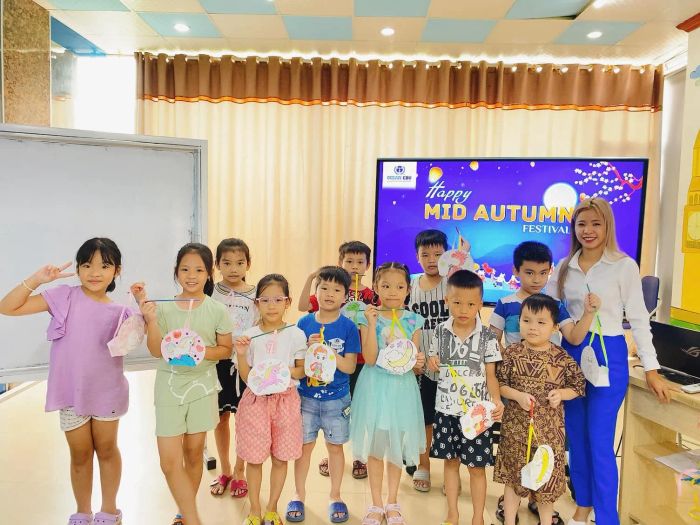 Hoạt động tương tác giữa giáo viên và học viên tại Ocean Edu
