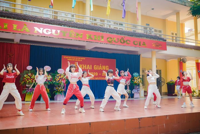 Khuôn viên xanh mát Trường THPT Chu Văn An