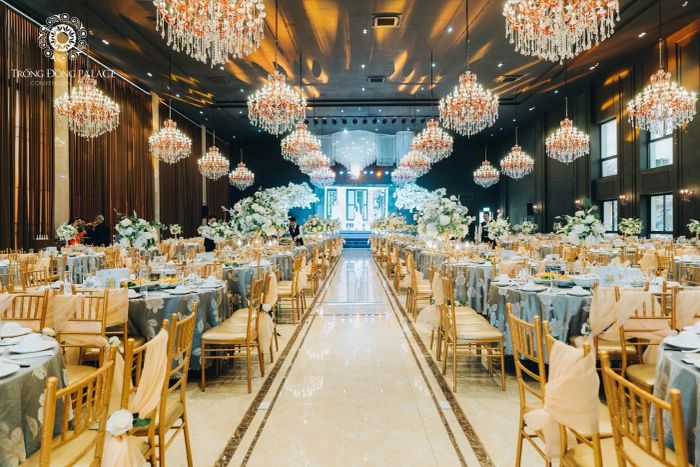 Không gian lộng lẫy với đèn pha lê tại Trống Đồng Palace